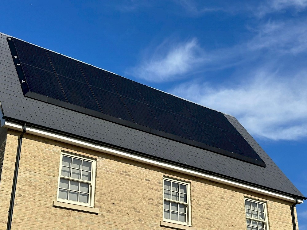 This customer has 16 Longi HiMo5 panels, each producing 405w of power. The system is supported by a GivEnergy 9.5kW battery, GivEnergy 5kW inverter, a Solic 200 and a Zappi car charger.