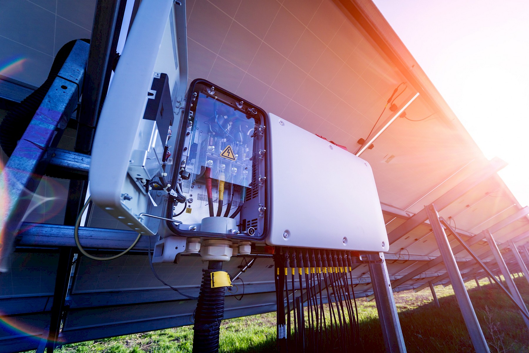 Hybrid Solar Inverters: Everything You Need to Know image